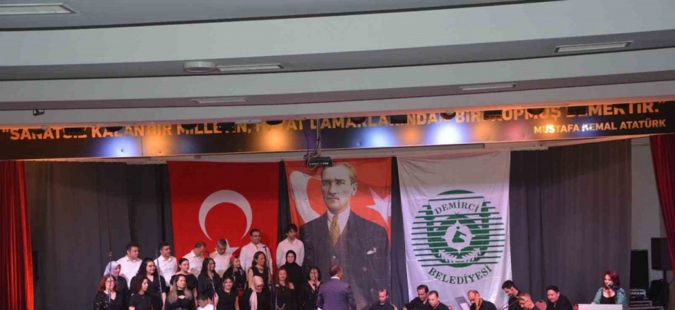 Demirci’de Türk Halk Müziği korosundan muhteşem konser