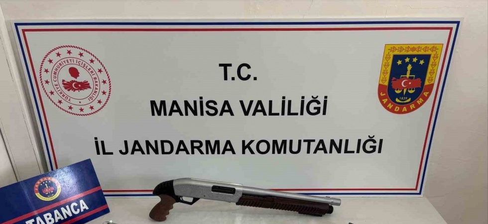 Evlerinde ruhsatsız tüfek ve tabancalarla yakalandılar