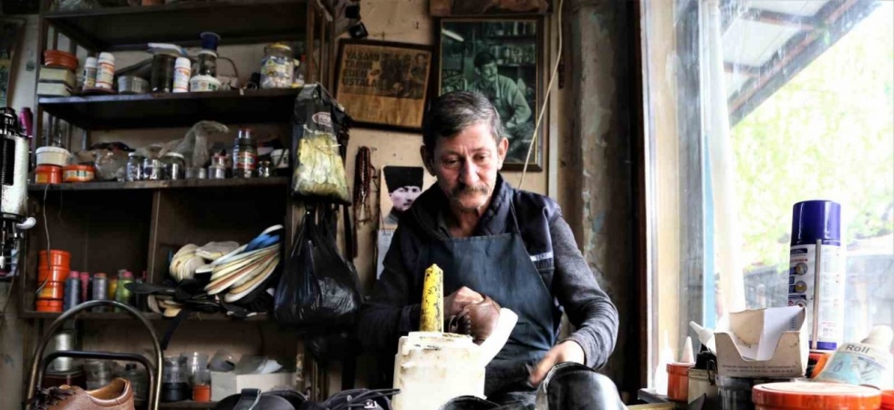 Hayatını ayakkabı tamir ederek kazandı