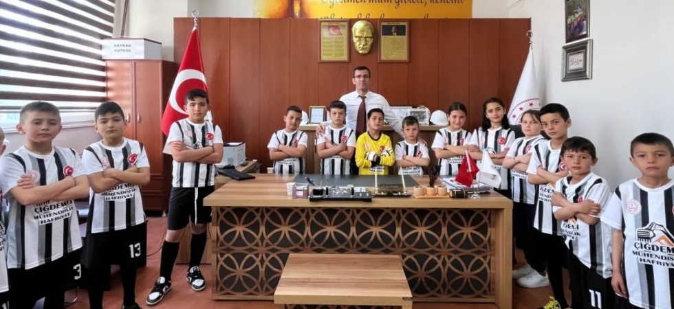 Hayırsever işadamı okul futbol takımını sevindirdi