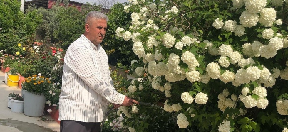 İmam, camiyi çiçek bahçesine çevirdi