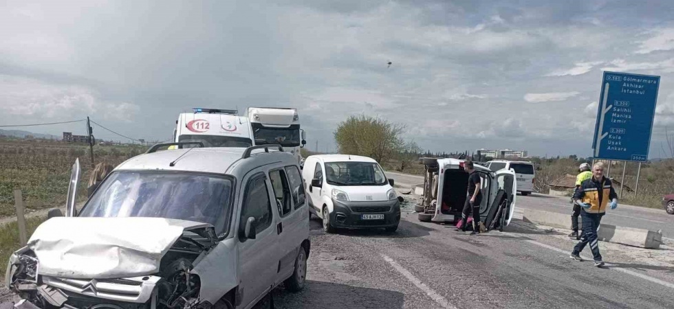 Manisa’da kamyonetler çarpıştı: 6 kişi ölümden döndü