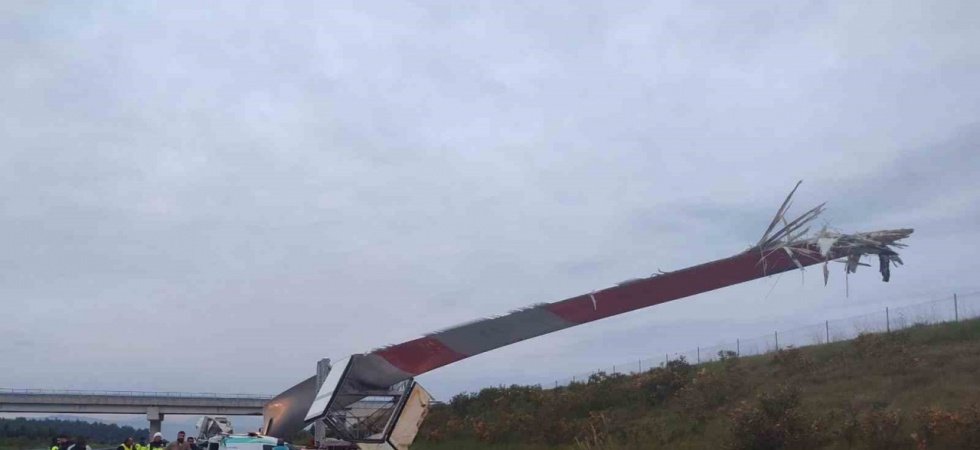 Manisa’da rüzgar türbini pervanesi taşıyan tır kazaya karıştı