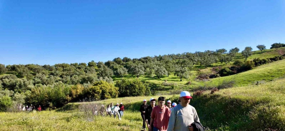 Öğrenciler Sardes Antik Kenti çevresinde doğa yürüyüşü yaptı