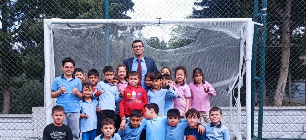 Okullarına kavuşan öğrencilerin yüzü gülüyor