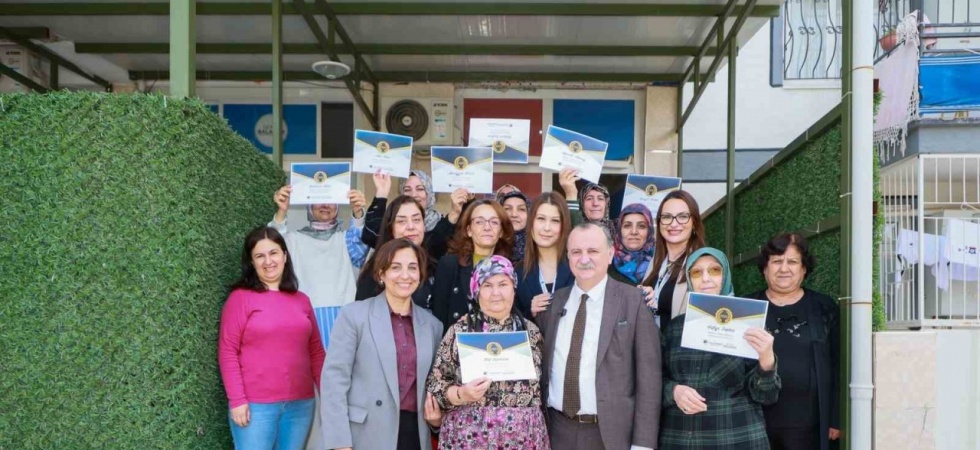 Okuma yazma kursunu tamamlayanlar belgelerini Başkan Balaban’dan aldı