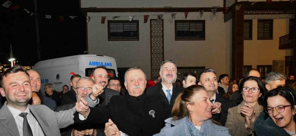 Romanlar günlerini dans ederek kutladı