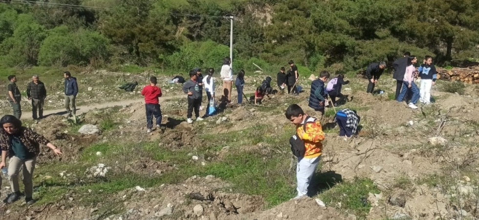Salihli’de öğrenciler fidan dikerek geleceğe nefes oldu