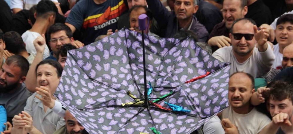 Şifalı macundan kapabilmek için on binler bir araya geldi