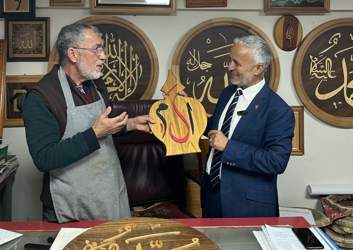 Tanınmış İş İnsanı Hasan Kabadağ ahşaba hayat veriyor