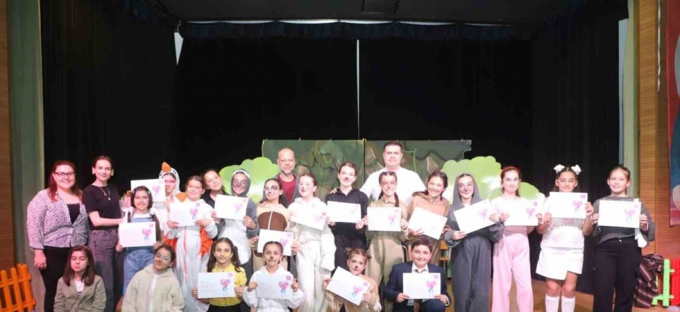 Turgutlu’nun çocuk tiyatro ekibi perdelerini açtı