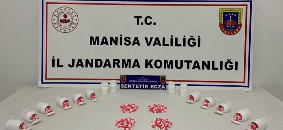 Üzerinde yüzlerce sentetik ecza hapı ele geçirildi
