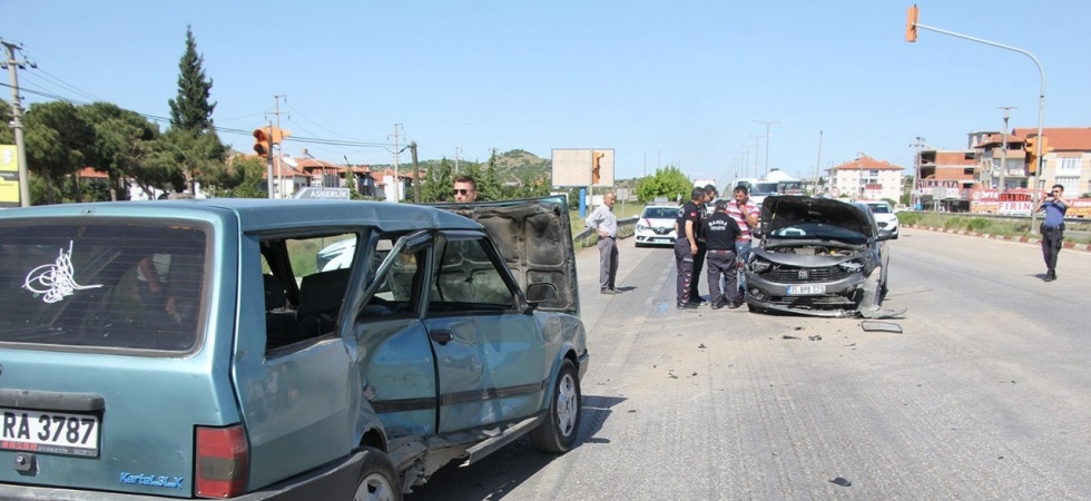 2 otomobil kavşakta çarpıştı: 1 yaralı
