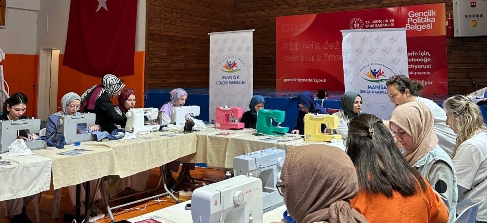 Atık malzemeler gençlerin elinde çantaya dönüştü