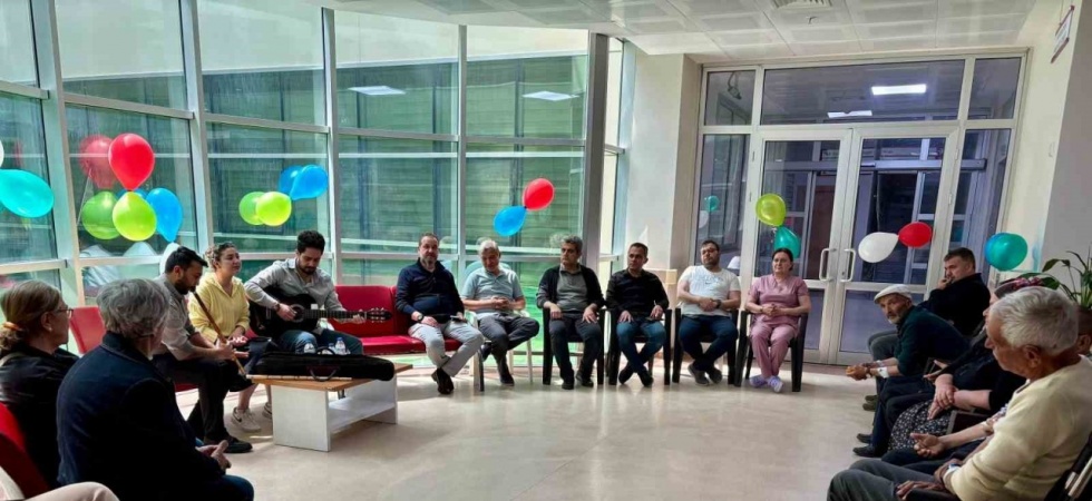 Demirci Devlet Hastanesinden hastalara müzikli moral etkinliği