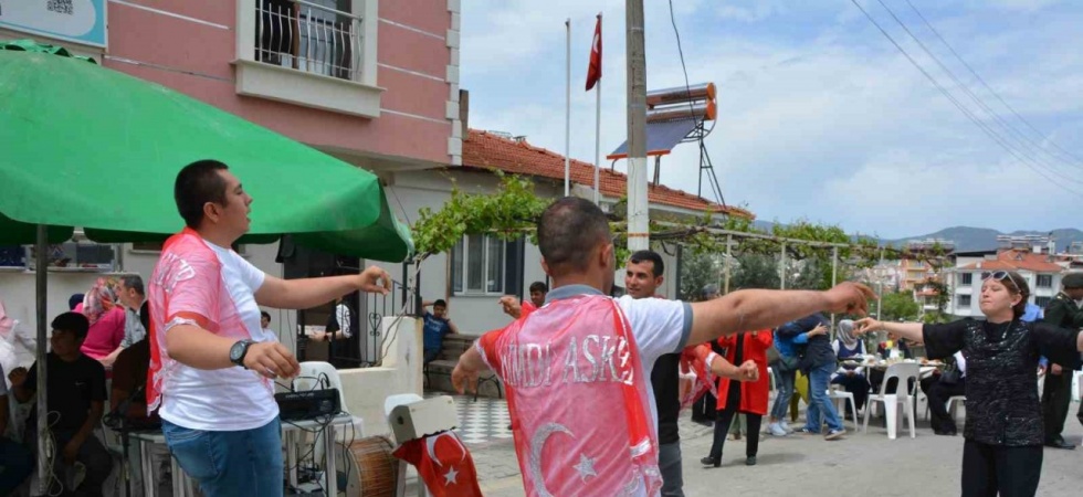 Demirci’de 5 genç için temsili askerlik eğlencesi düzenlendi