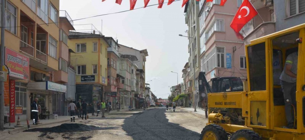 Demirci’de ana arterlere sıcak asfalt yapılıyor