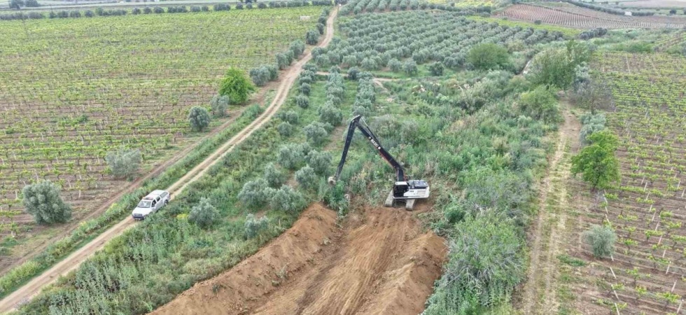 Geçtiğimiz yıl taşan dere yatakları temizleniyor