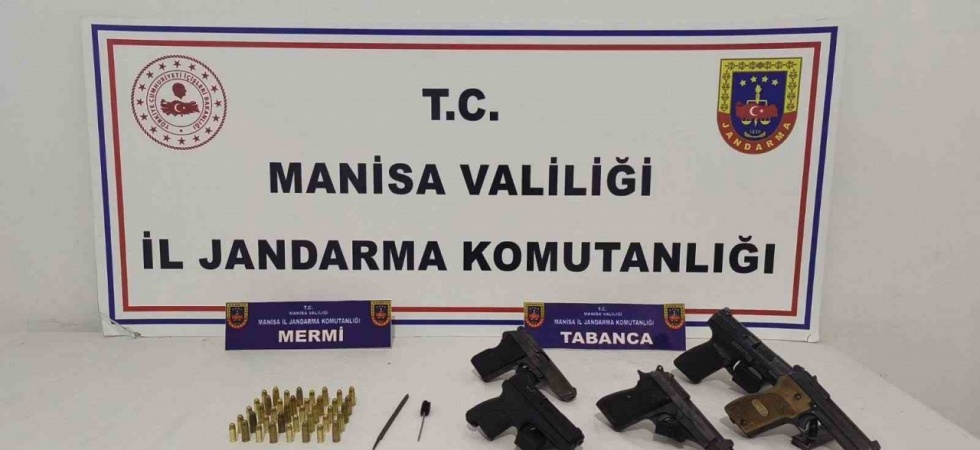 İşyerinde 5 ruhsatsız tabancayla yakalandı