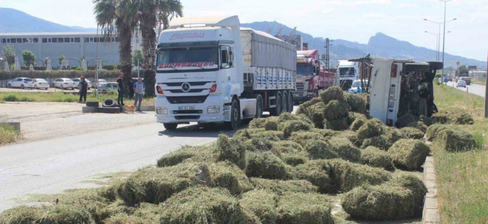 Kaza yapan kamyondaki saman balyaları yola saçıldı