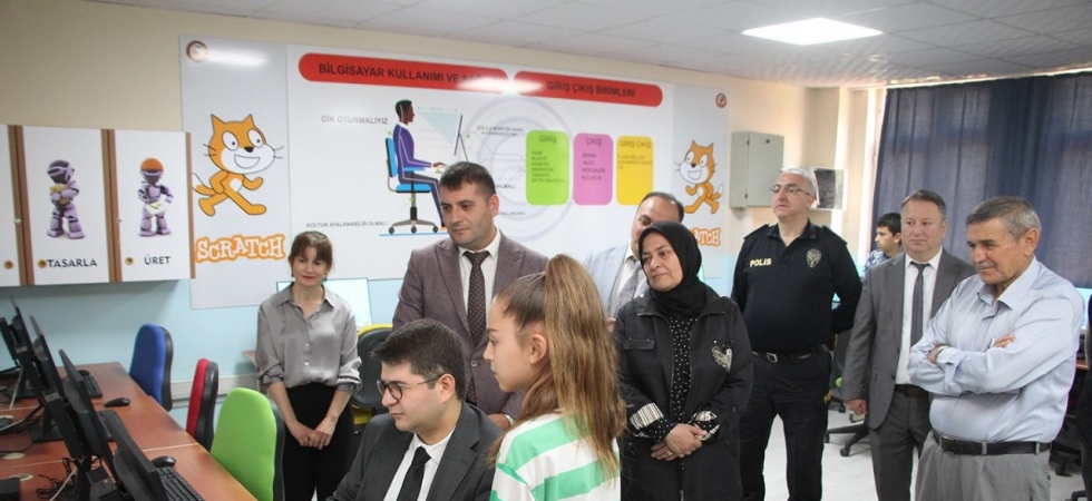 Kula’da Bilişim Sınıfı Öğrencilerle Buluştu