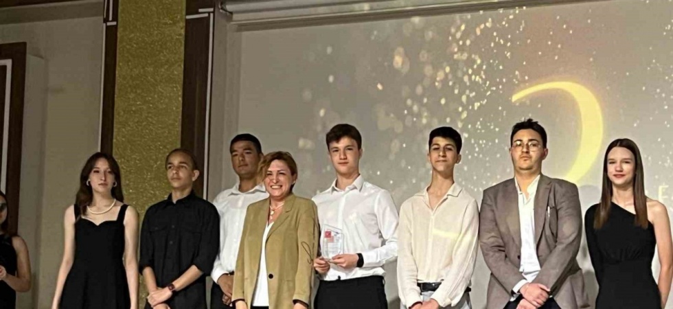 Lise öğrencileri ‘bağımlılığa’ kısa film yarışması ile dikkat çekti