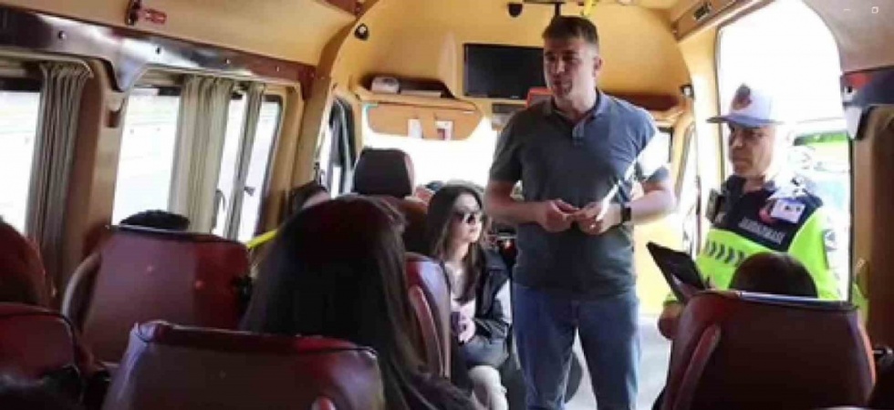 Manisa’da sivil jandarma yolcu gibi otobüse binerek denetleme yaptı