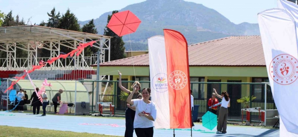 Manisa’da Uçurtma Şenliğinde özel bireyler ve gençler gökyüzüyle buluştu
