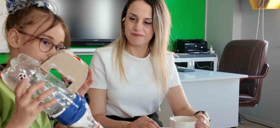 Manisalı ilkokul öğrencisi atık malzemelerden sessiz süpürge yaptı