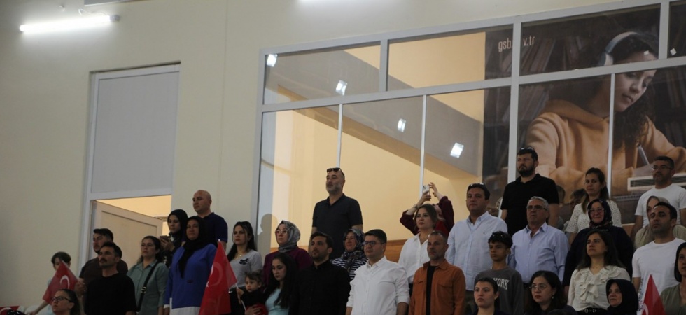 Minik yüzücülerden unutulmaz gösteri
