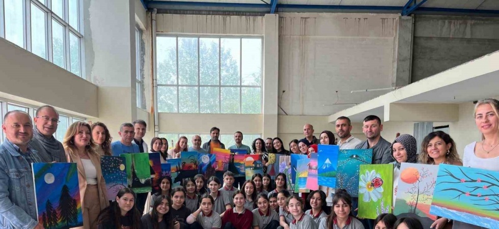 Öğrenciler velileriyle birlikte resim yaptı
