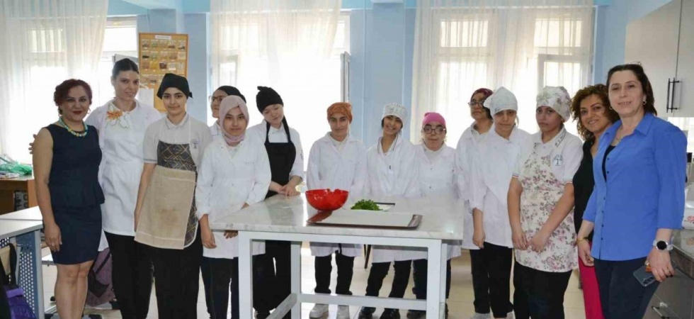 Özel öğrenciler uygulamalı eğitimle mutfak becerilerini geliştiriyor