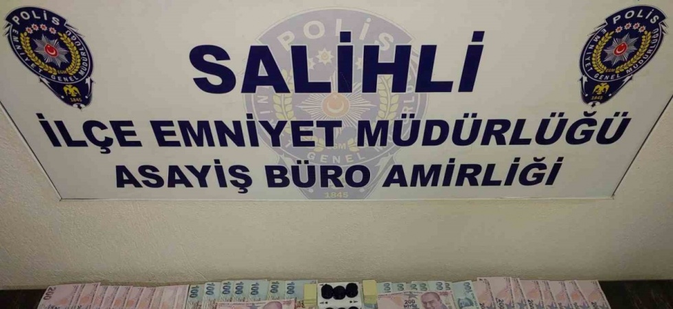 Salihli’de aranan şahıslar kumar oynarken yakaladı