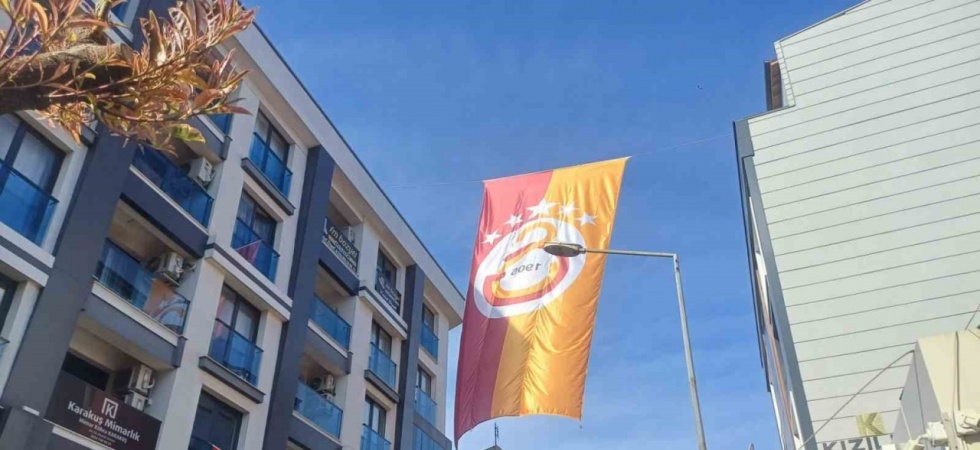 Salihli’de caddelere Galatasaray bayrakları asıldı