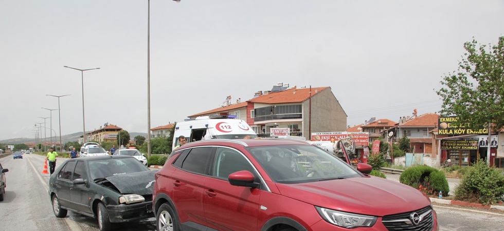 Seyir halindeyken kırmızı ışıkta bekleyen otomobile çarptı: 1 yaralı