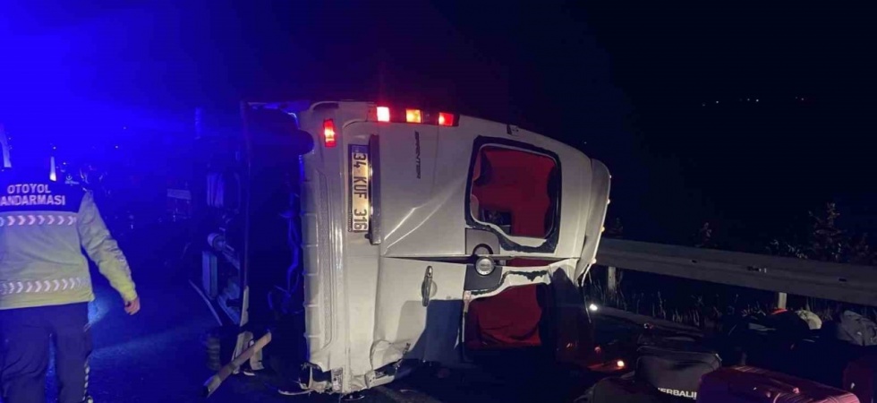 Soma’da servis minibüsü devrildi: 1 ölü, 13 yaralı