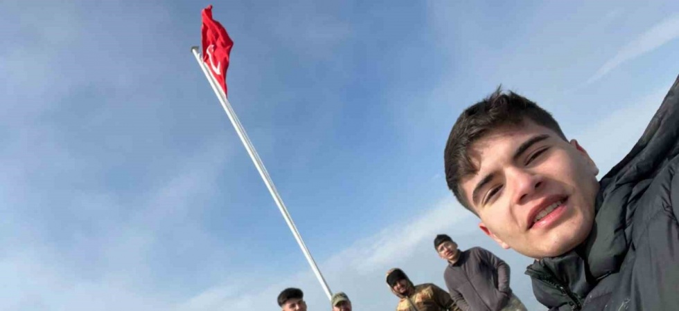Soma’nın zirvesinde Türk bayrağını dalgalandırdılar