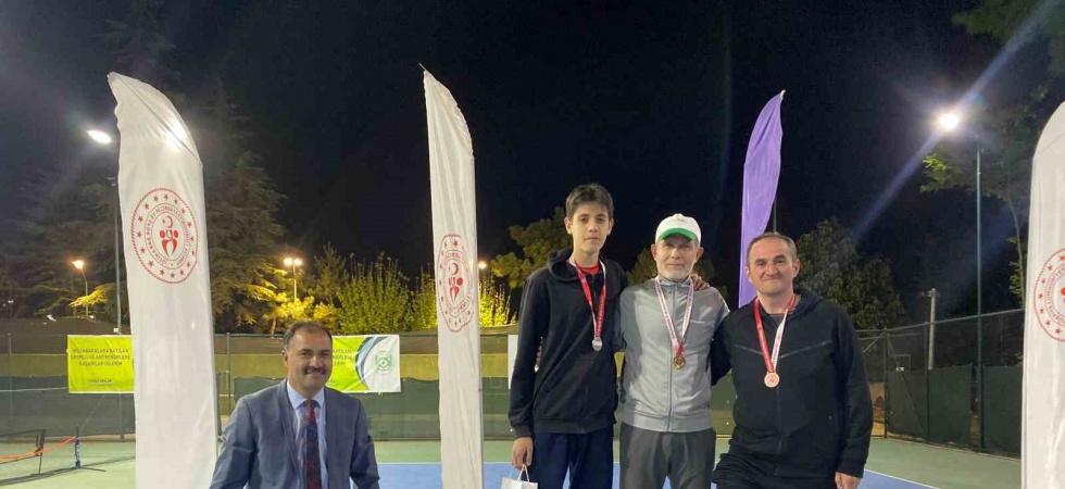Spor kenti Demirci’de Gençlik Haftası Tenis Turnuvası tamamlandı