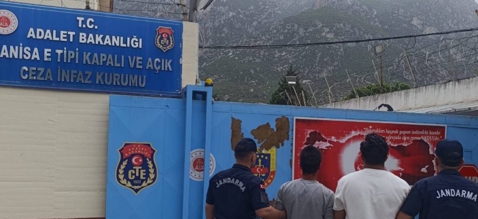 Turgutlu’da aranan 2 şahıs jandarmadan kaçamadı
