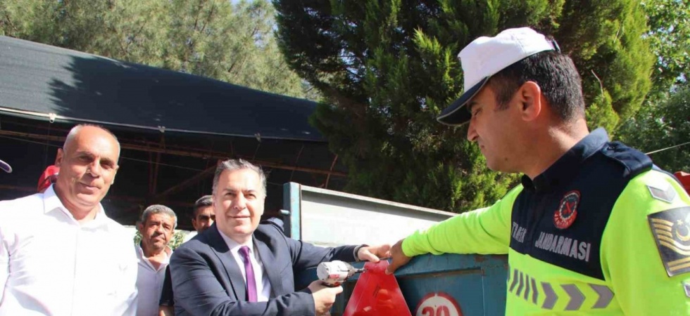 Turgutlu’da traktör sürücülerine reflektör uyarısı yapıldı