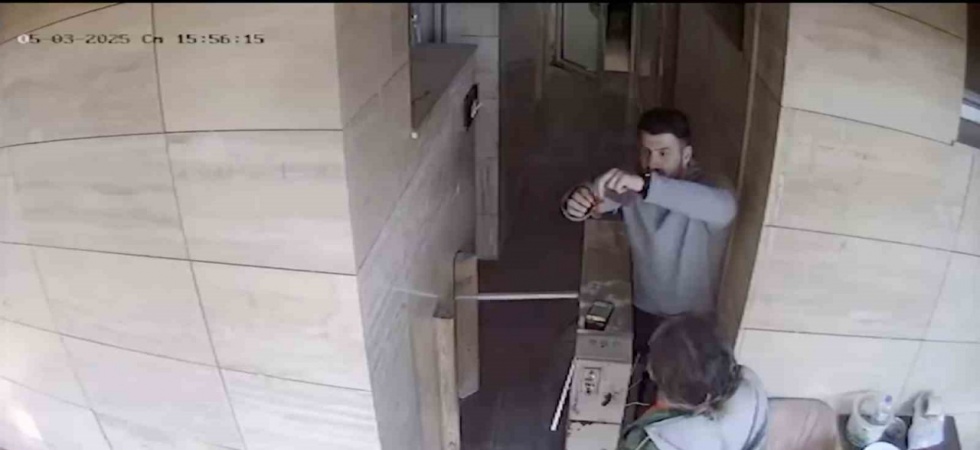 Tuvalette bulduğu altın dolu keseyi polise teslim etti