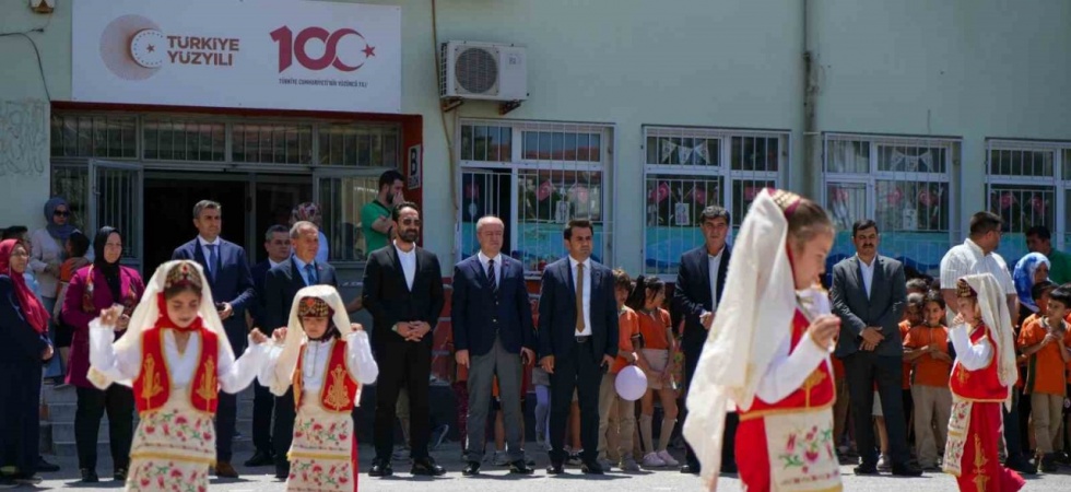 Üniversiteli staj öğrencileri ilkokula drama sınıfı kazandırdı