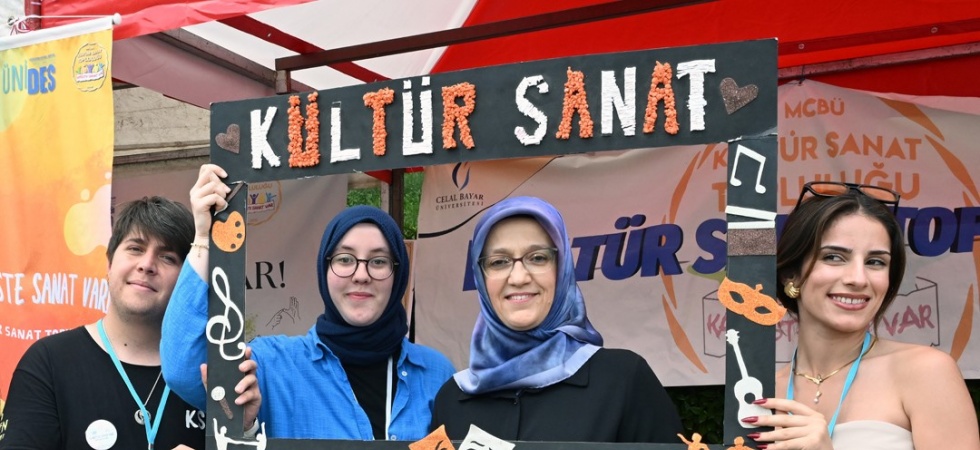 Üniversiteliler Bahar Şenliği ile sınav öncesi moral buldu