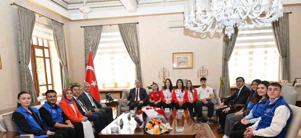 Vali Özkan gençleri ağırladı