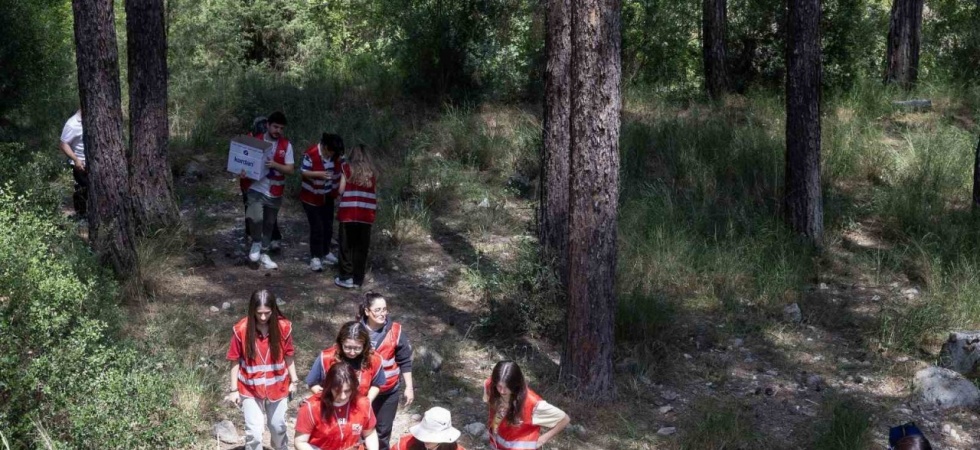 Yunusemre Belediyesi üniversitelilerle ormanda çöp topladı