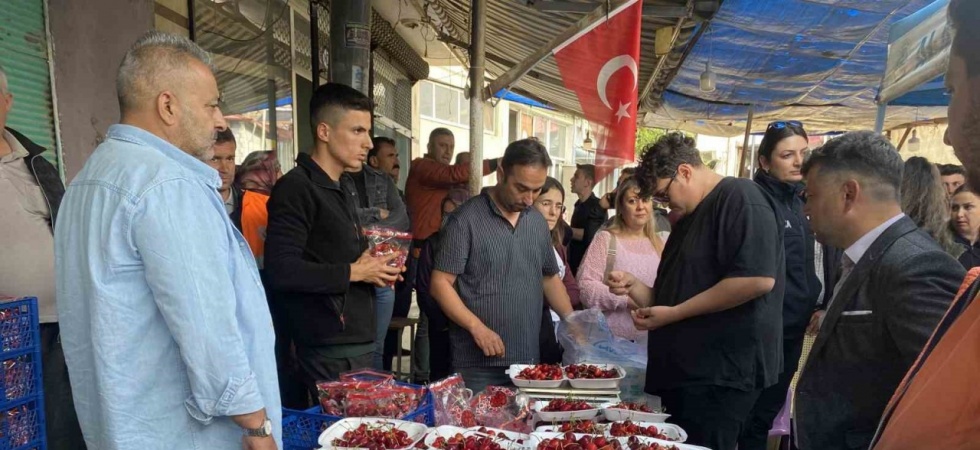 10 dakikada 2 buçuk kilo kiraz yedi, altını kazandı