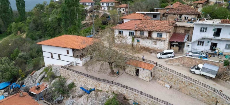 700 yıllık cami zamana meydan okuyor
