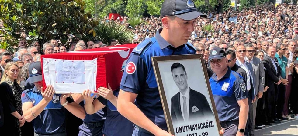 Belediye önünde Başkan Zeyrek’e acı veda