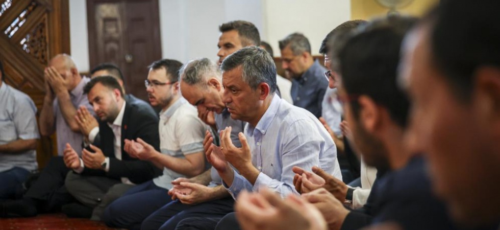 CHP Genel Başkanı Özel, Başkan Zeyrek için düzenlenen mevlide katıldı