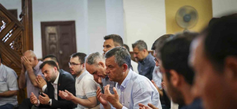 CHP Genel Başkanı Özel, Başkan Zeyrek için düzenlenen mevlide katıldı